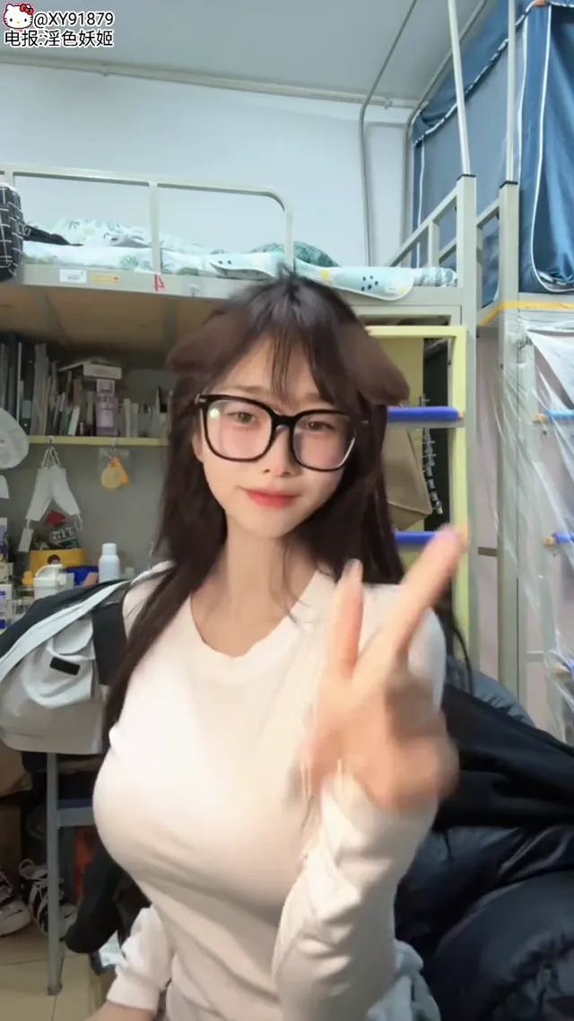 校园巨乳学生妹，淫蕩视频流出露脸自拍挑逗眼神