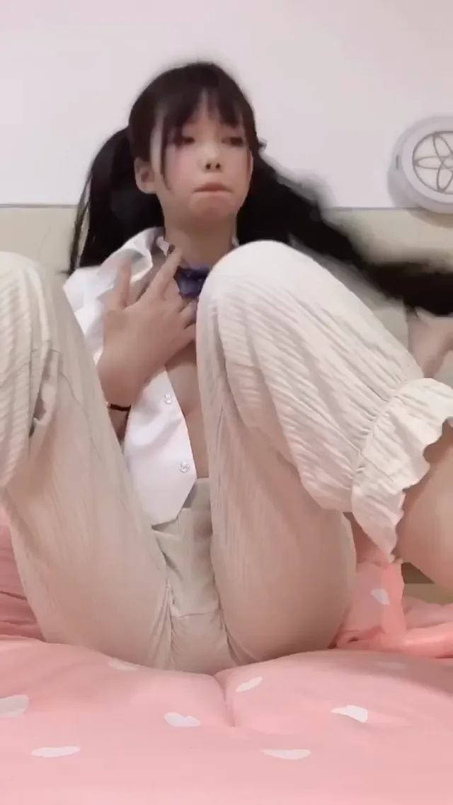 可爱的JK小萝莉用假鸡巴疯狂抽插