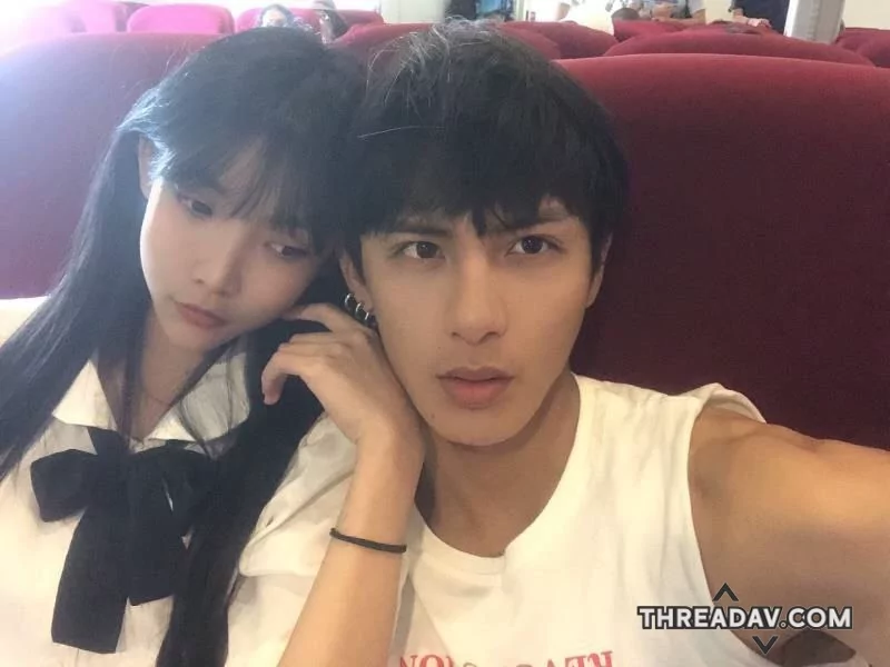情侣玩装扮游戏，兔女郎装猛吸男友屌