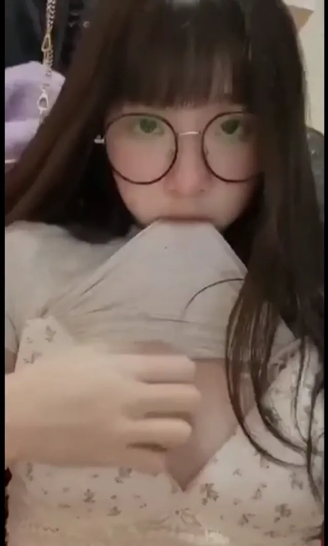 微肉眼鏡娘露脸淫蕩私拍流出