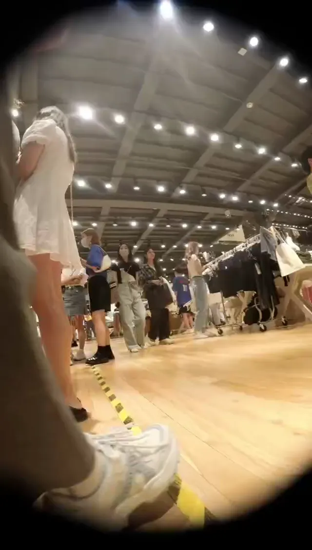 真實偷拍裙底，各種逼露出