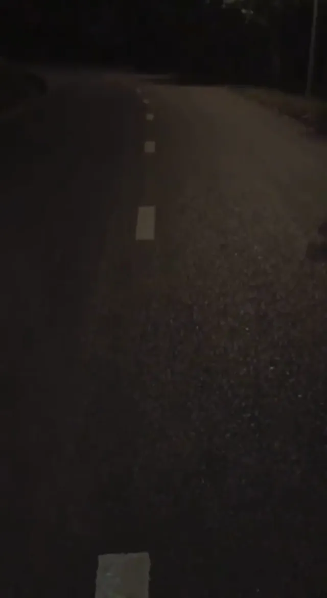 站在大馬路中被男友逼迫吹他露出的大肉棒狂吸允