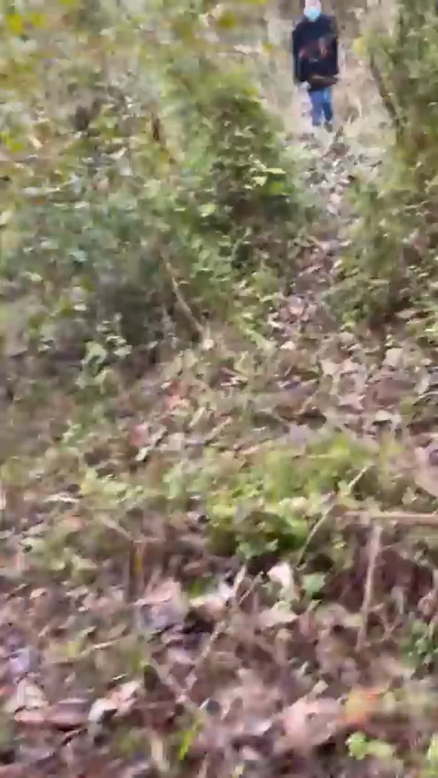 女友忍不住穴癢，隨便山上找一塊地猛操滿足她