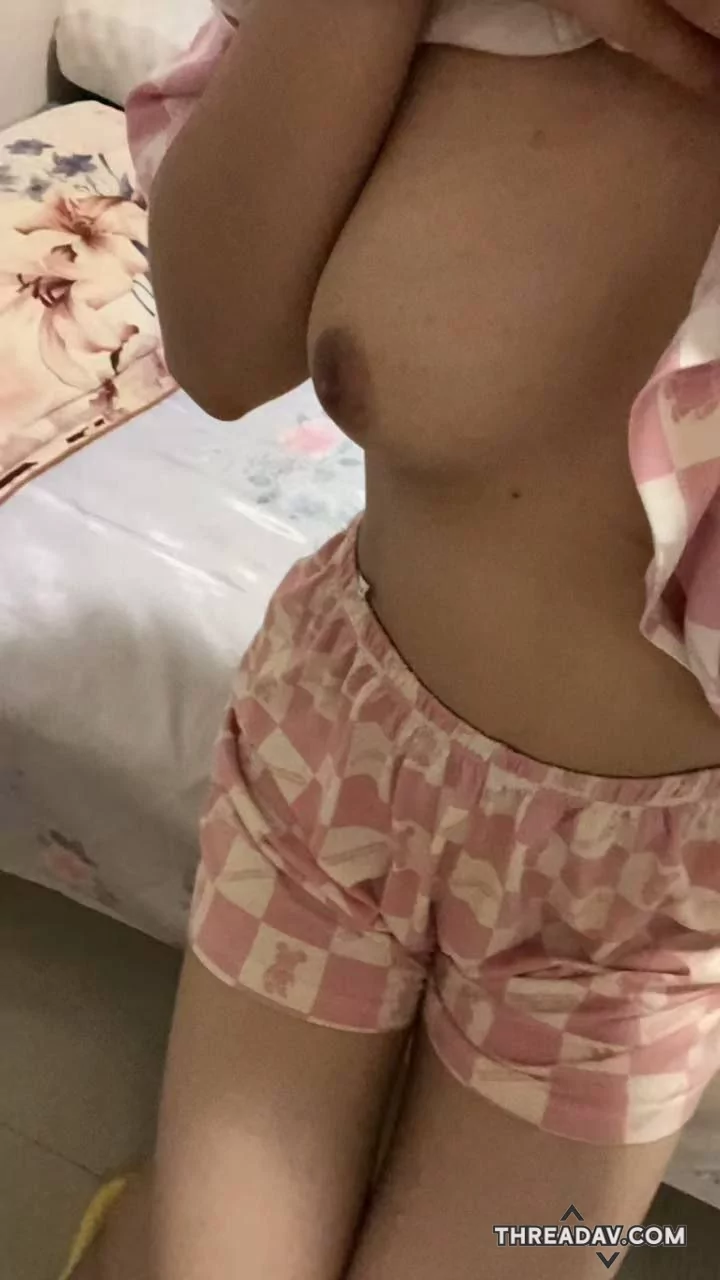 學生妹自拍視頻流出，黑絲露奶自摸通通來