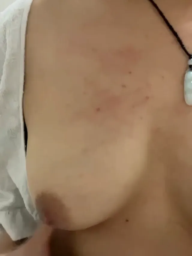 學生妹自拍視頻流出，黑絲露奶自摸通通來 - 自拍視角實錄影片