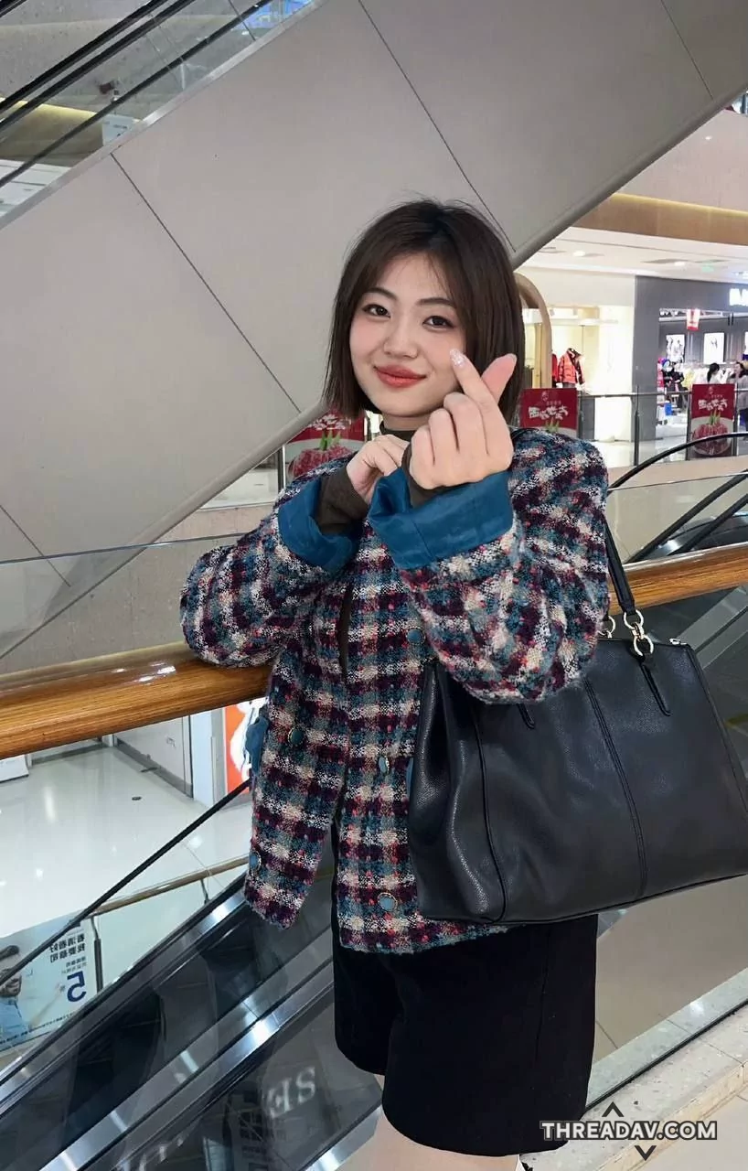 短髮妹甜美系大膽直播摳乳自摸逼自慰完自己，騷樣真受不了