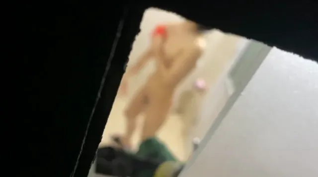 翻牆偷拍偷窺淋浴間女洗澡，年輕少女的身材