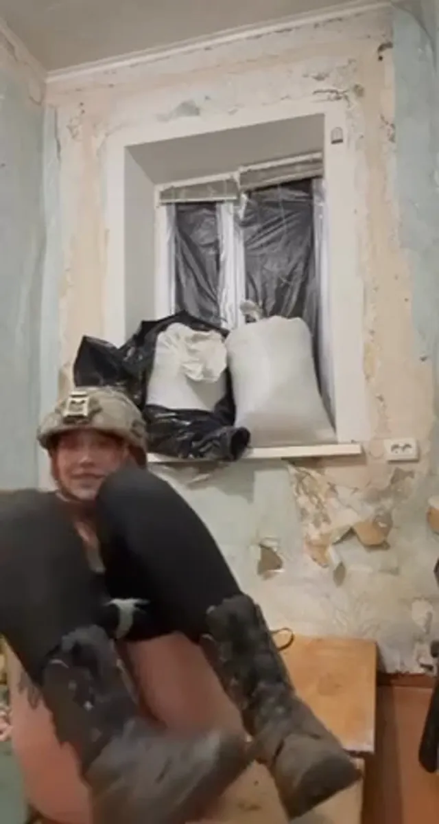 女野戰裝用炮弹插逼自慰，真實砲彈實在精彩(战争美女用炮弹自慰