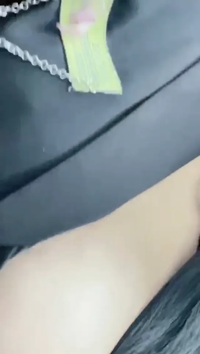 風騷髮廊小姐姐，專業服務讓她欲罷不能