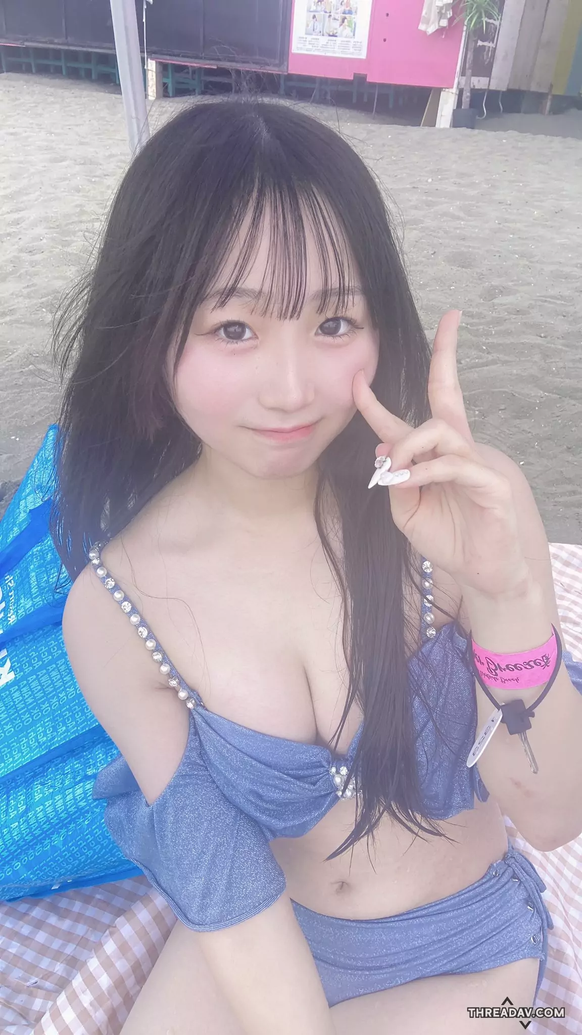 夏日沁涼系女孩微濕髮絲配上甜系泳裝舉杯一笑讓人瞬間融化