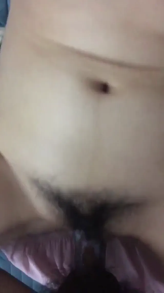 白嫩巨乳女大学生多水体质，刚操一会就流了好多白浆，这种穴是真润啊，差点就内射进去