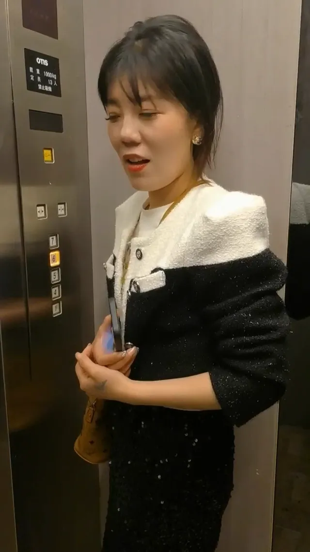 騷貨女友是個賤母狗，想群交操她還害羞，愛尿淋踩頭