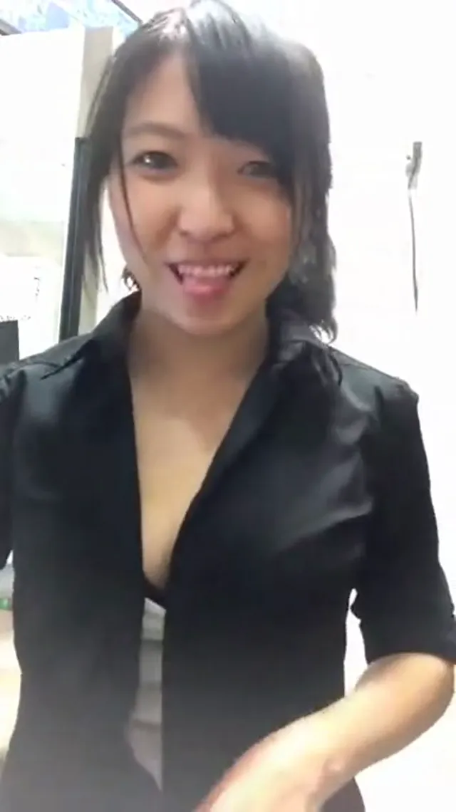 工作中，視訊露奶給男友看
