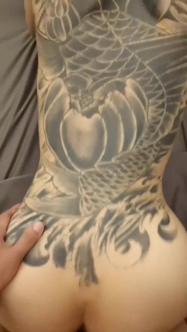 精神小妹滿背刺青女豐厚屁臀好彈力，上一次颜色就被操一次