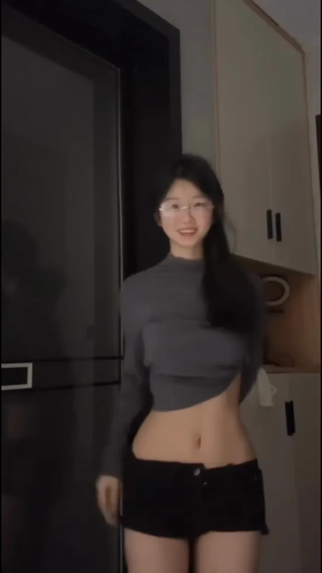 眼镜妹的小腰是怎么练成的，抖得我心癢癢