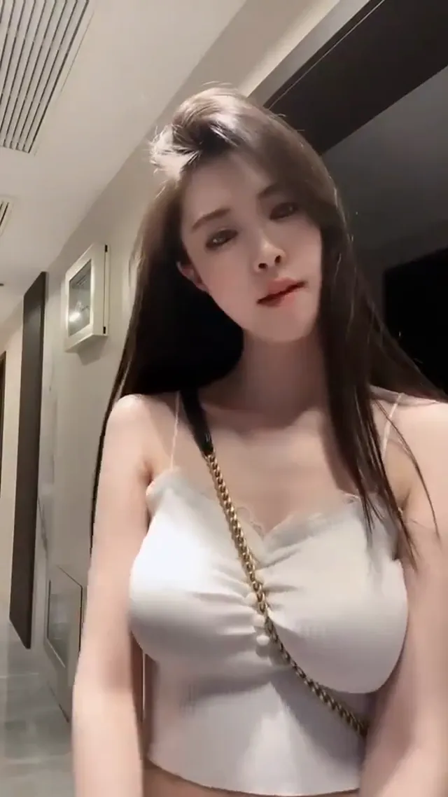 好性感柔軟的胸部，眼睛直盯著她的胸沒離開過，很好揉摸的感覺