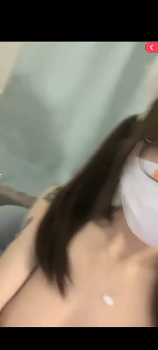 自慰扣逼 淫水挺多 ，掰开骚穴求插入
