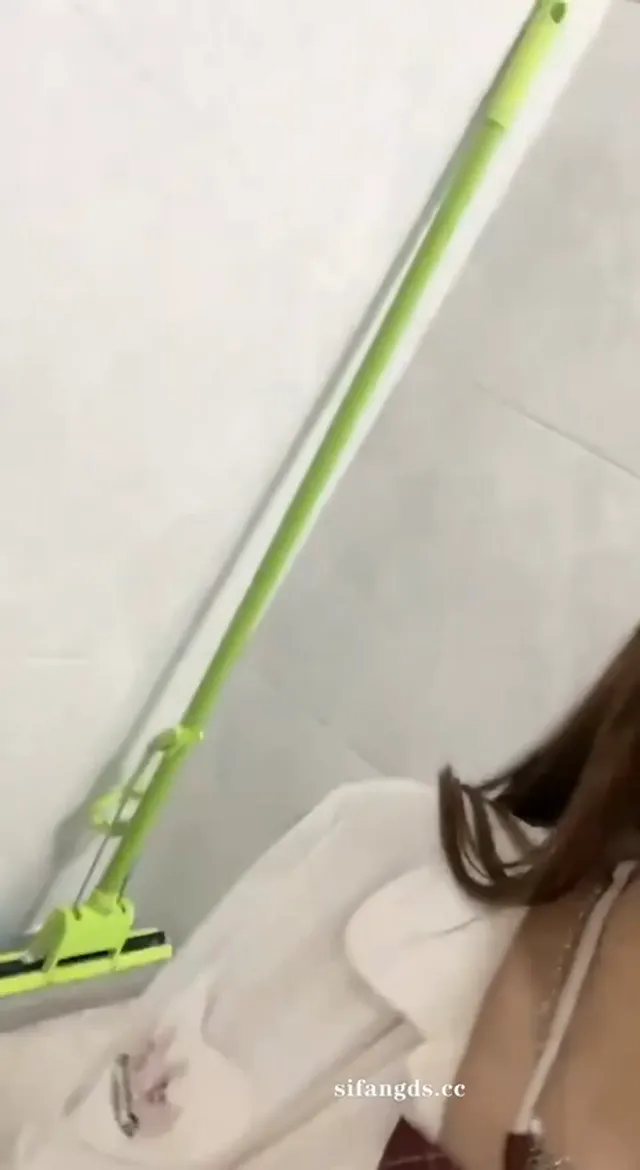 自慰扣逼 淫水挺多 ，掰开骚穴求插入