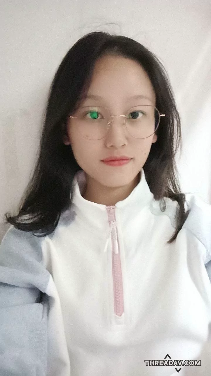學生妹年紀那麼輕，私下真的騷貨，自拍裸露照流出
