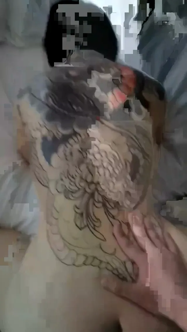 滿背紋身反差騷貨樣被猛操的背影真好看，屁臀又那麼有彈性