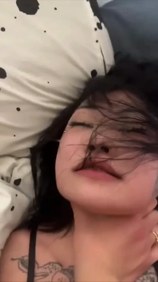 重口味SM刺青女愛被虐打掐脖邊自慰，打越大力越興奮