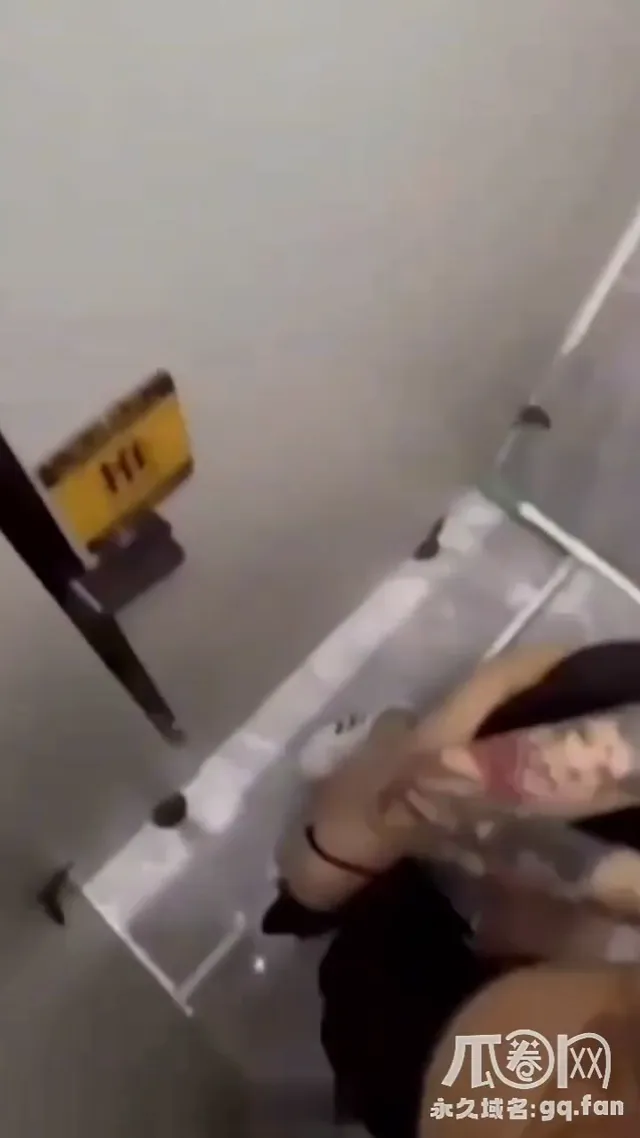 女友性慾真大，無時無刻都想到，上個廁所也要來一炮