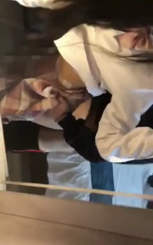 叫聲銷魂!~學生妹被干到高潮手软，手机都掉了
