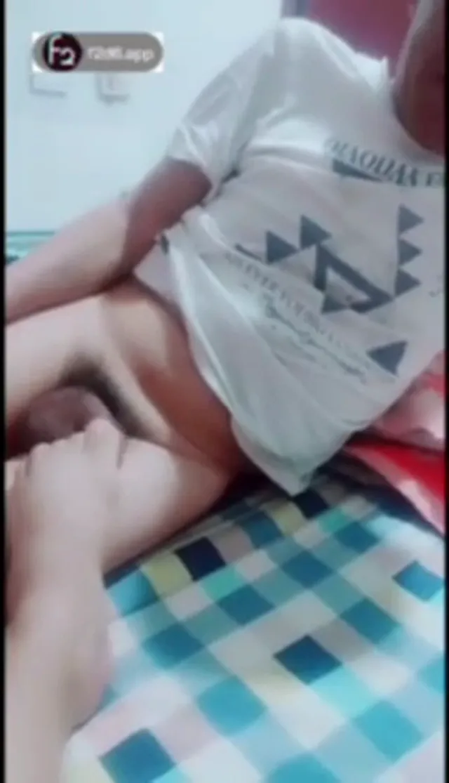 懷孕兒媳婦在床上勾引公公，公公忍不住誘惑，這兒媳婦奶漲大成這樣