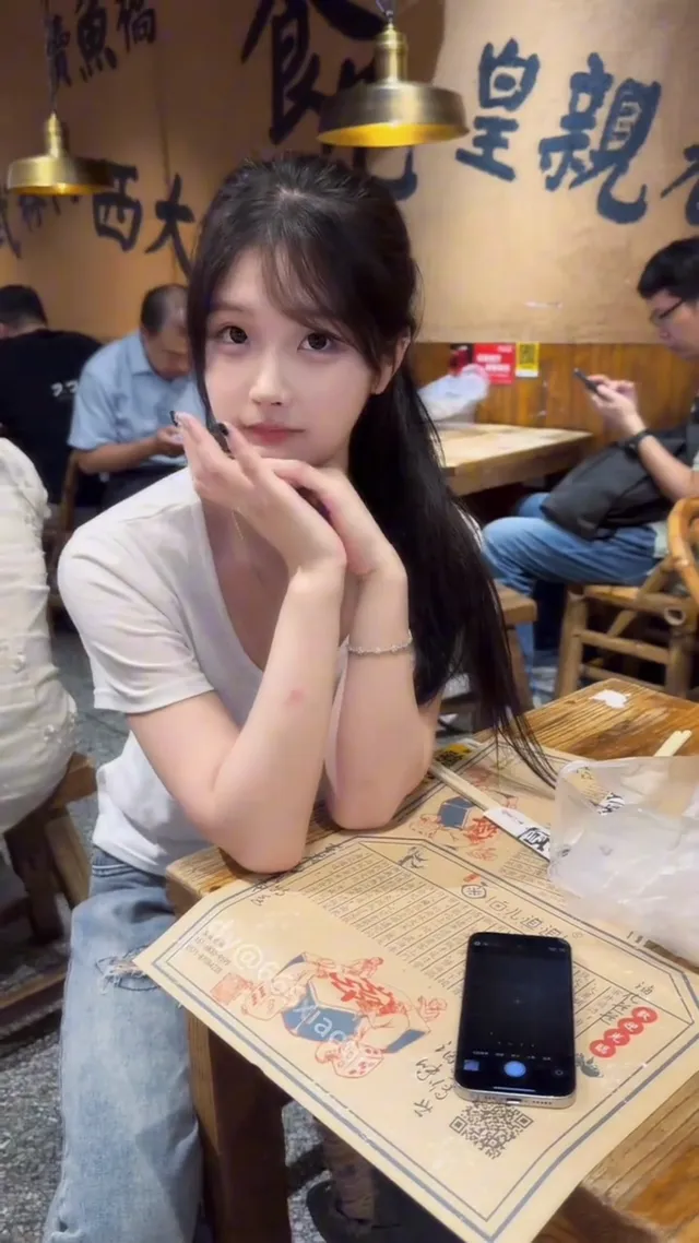 推特知名网黄，叫聲性感美白身材誘惑眼神，連滴蠟都甜美笑著看你，每看不膩，一定要收藏