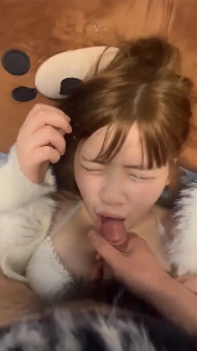 可爱的妹子用嘴接精
