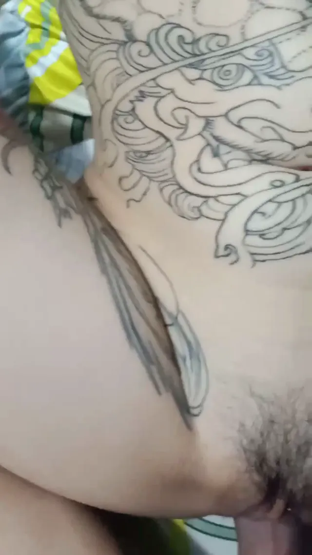 紋身刺青女的美臀技巧真是太厲害了，好幾次被快速深入抽插到噴出