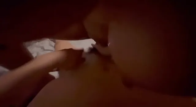大奶巨乳自己坐上去抽插，大奶垂在眼前晃，這女的真會搖