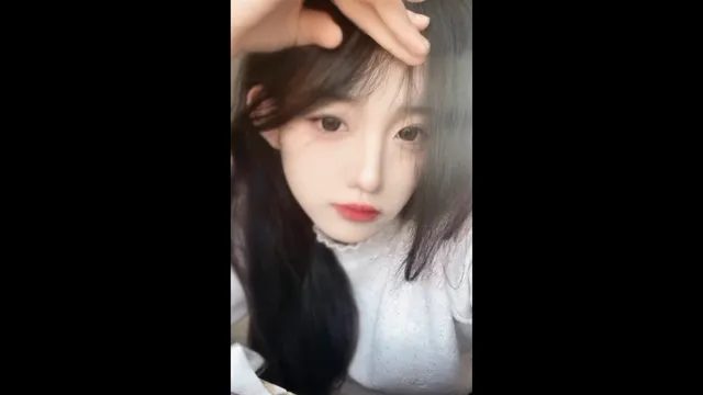 牛仔短裤的精神小妹在床上不慎被操 颜值很高哦