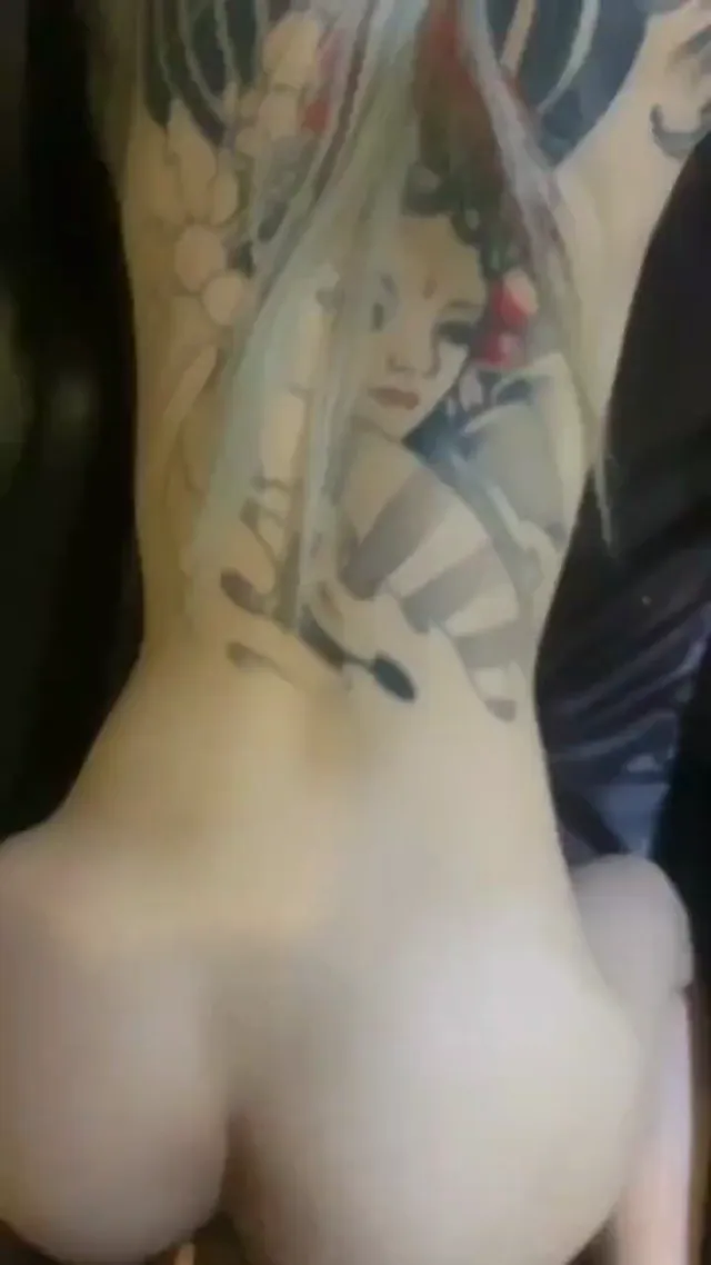 紋身女打炮性愛真帶勁，抽插迷醉的眼神真想操死她