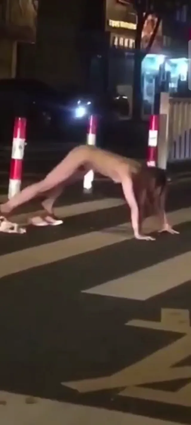 這女的直接磕药全裸露出街上搖，經過看到的人眼睛都大飽眼福了