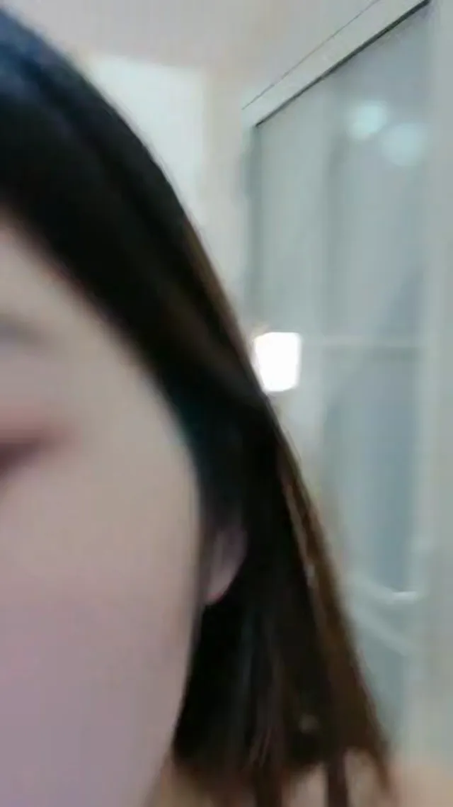 高顏值白皙性感美女，木瓜奶巨乳全裸自慰扣逼自拍視頻獨家流出