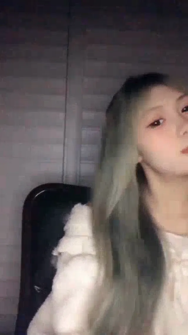 甜美可愛紋身女直播視訊全裸用陽具自慰，自摸奶子淫蕩畫面曝光