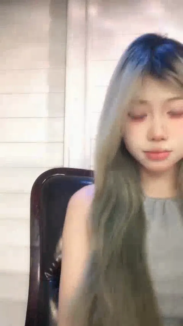 甜美可愛紋身女直播視訊全裸用陽具自慰，自摸奶子淫蕩畫面曝光