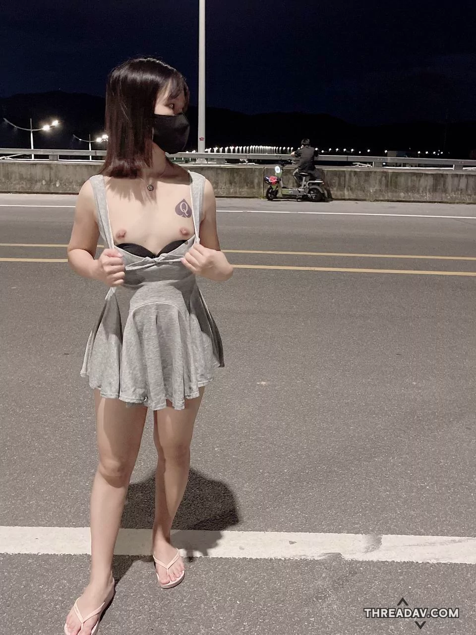 短髮俏女大膽在橋上解放上空裸露雙乳