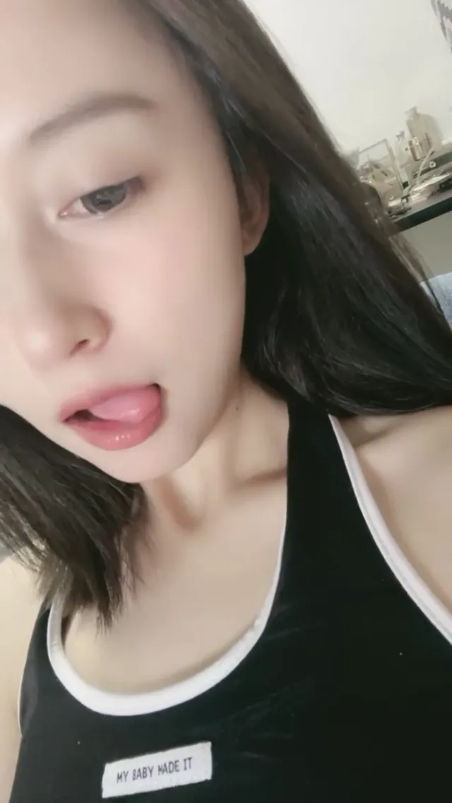 高顏值性感大眼美女直播網紅穿黑絲露出，圓潤白皙奶子粉嫩穴自拍視頻流出