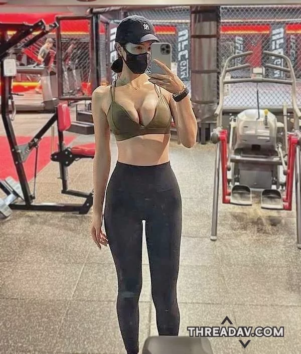 被汗水溼透的瑜伽裤,裹着的小腹透出美女清晰的肌肉线条