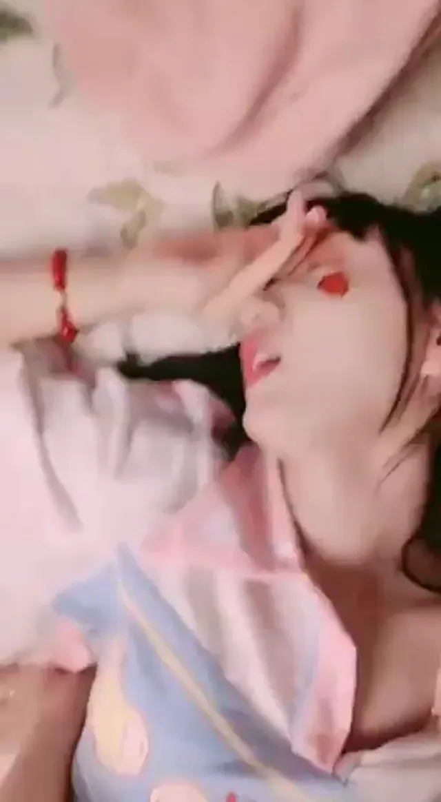 白皙美腿天生无毛的学生妹