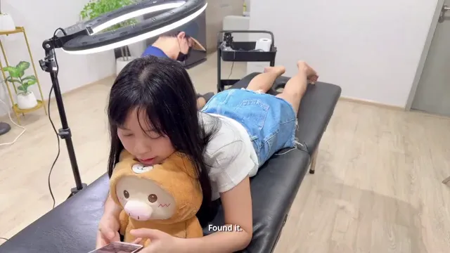 紋身師大哥受不了強行脫內內狂摳小穴