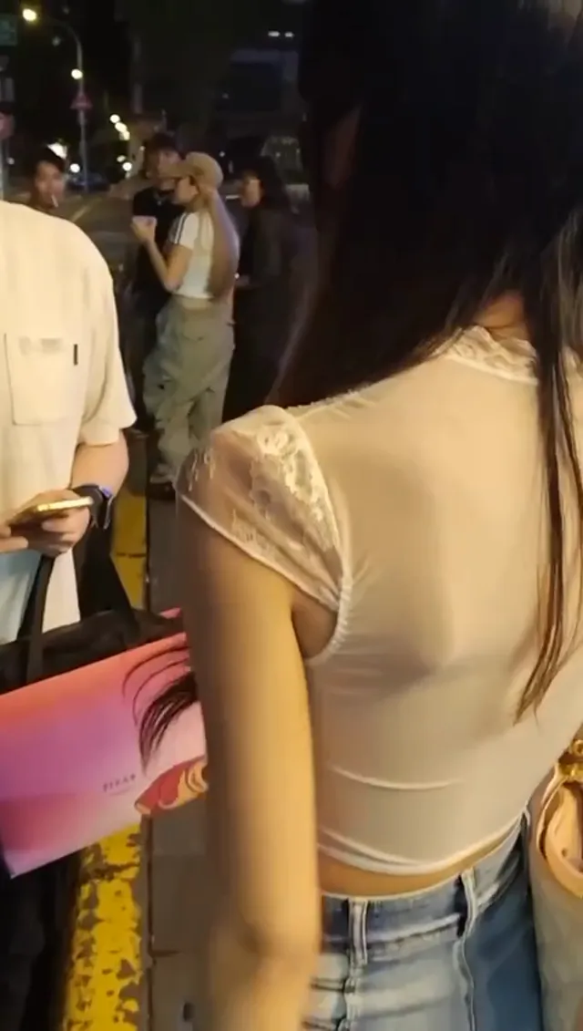 路上看到這景象沒辦法不注意吧，好幾個男的都輪流搭訕要電話