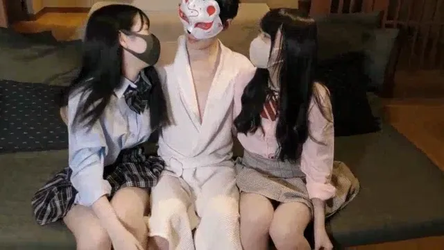 戴着面具的金主和两个极品jk小萝莉双飞，这两个小萝莉颜值真的高，乖乖趴在那被金主挨个草