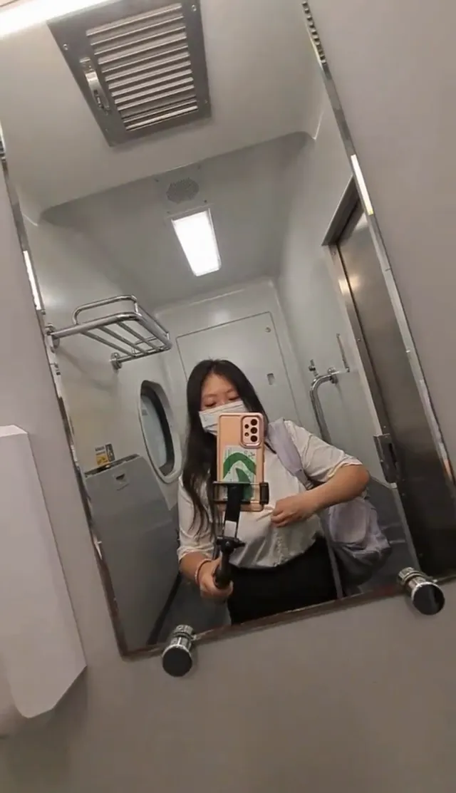 肉肉女在地鐵廁所露出她的巨大巨乳自拍