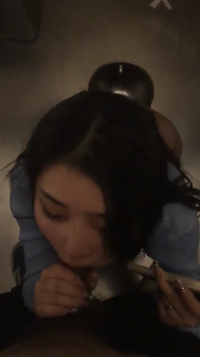 女的口渴了好幾天，看到大屌來賣力認真吸允舔雞巴
