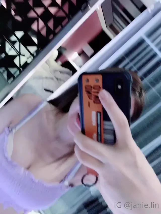 台湾巨乳美女博主戶外露出，高顏值加上巨乳母狗騷樣