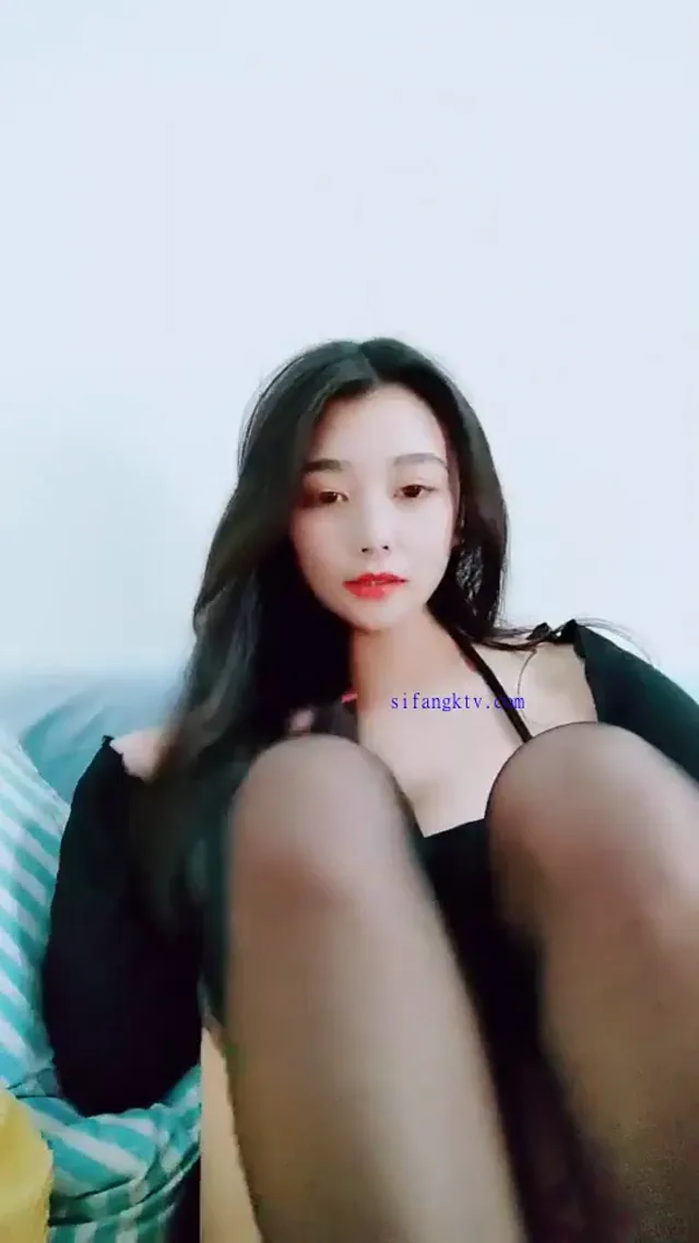 某巨乳高顏值性感網紅直播穿著情趣衣裸露自摸奶子視訊