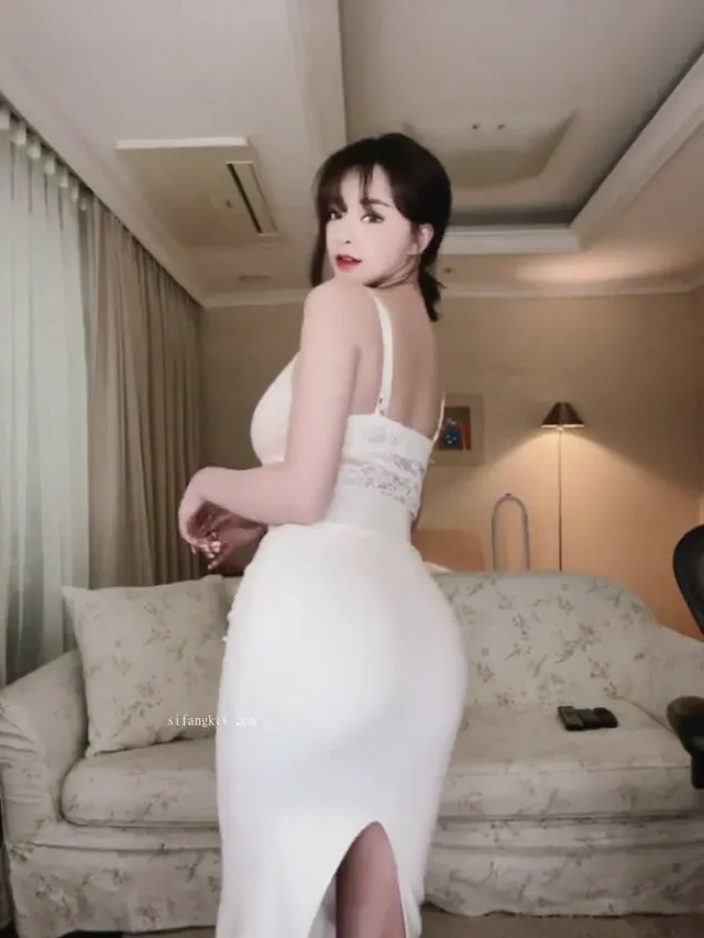 韓國女主播直播情色裸露，穿上情趣睡衣展露傲人上空微露奶頭